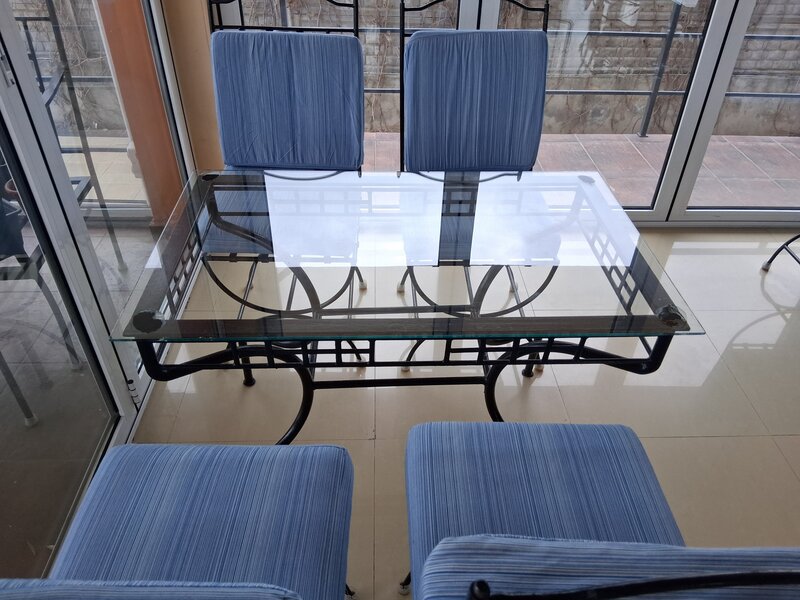 Se vinde set mobilier exterior fier forjat, masa cu blat sticla