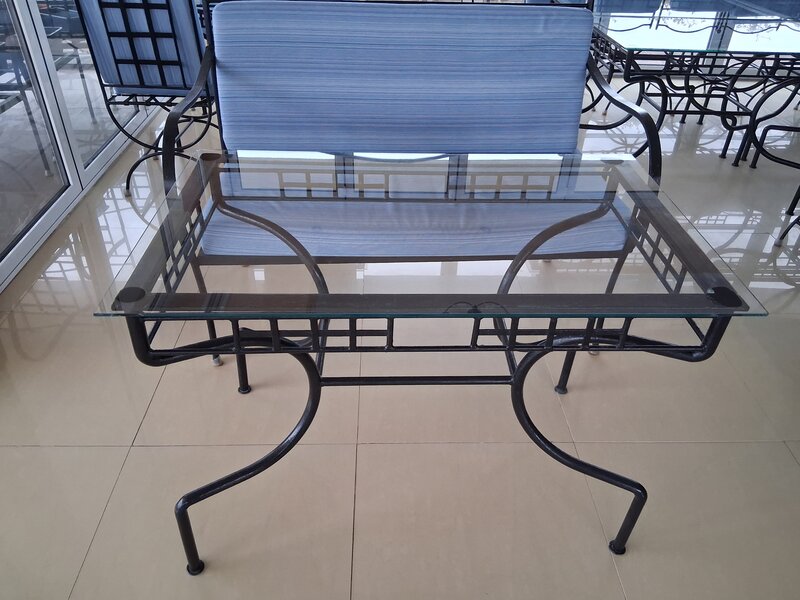 Se vinde set mobilier exterior fier forjat, masa cu blat sticla