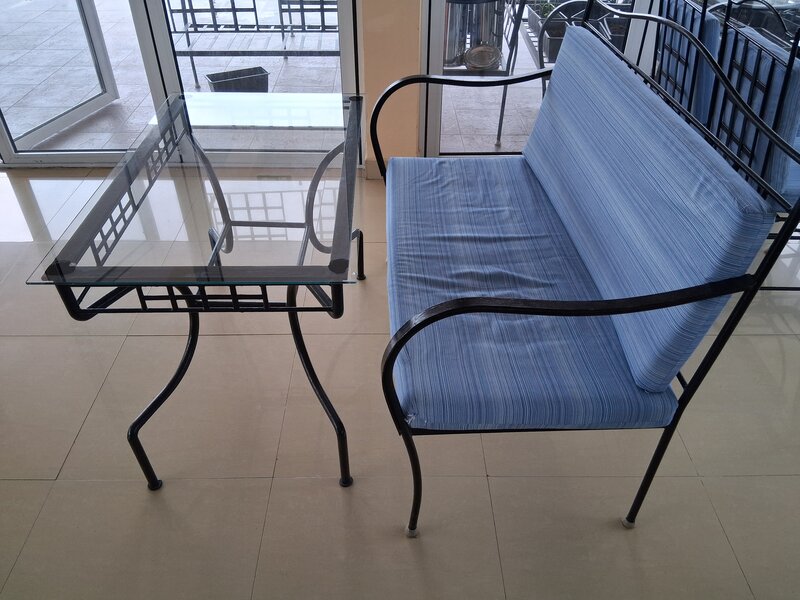 Se vinde set mobilier exterior fier forjat, masa cu blat sticla