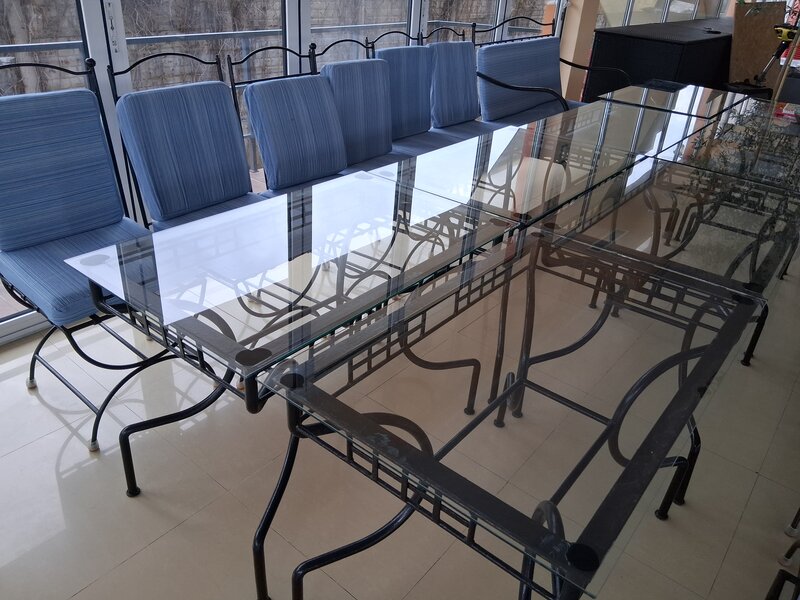 Se vinde set mobilier exterior fier forjat, masa cu blat sticla