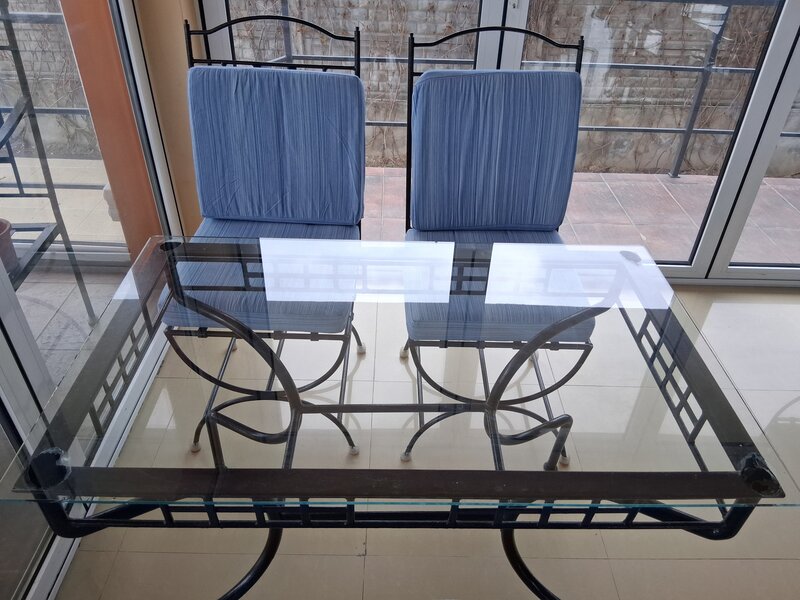 Se vinde set mobilier exterior fier forjat, masa cu blat sticla