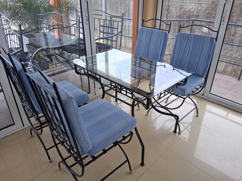 Se vinde set mobilier exterior fier forjat, masa cu blat sticla