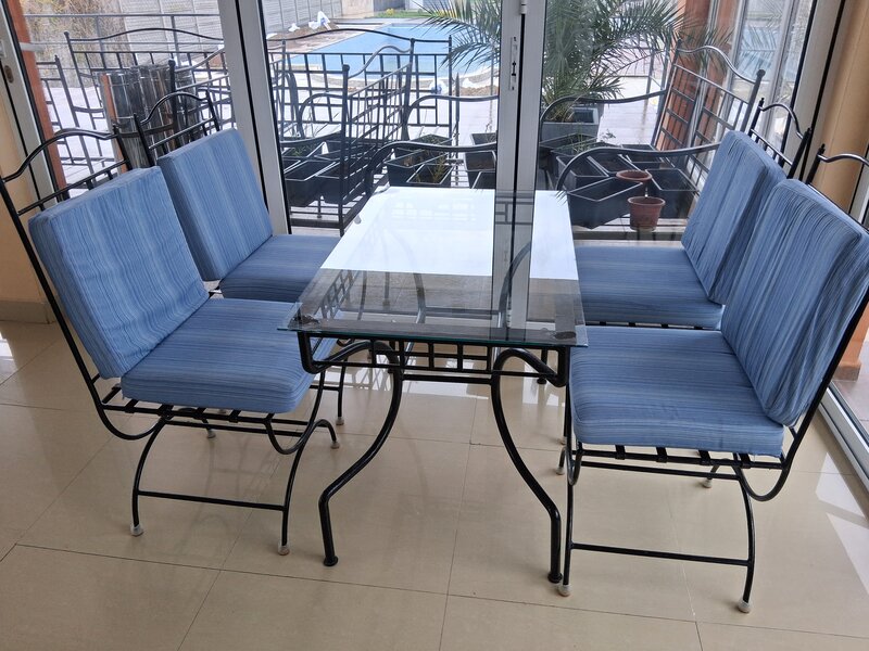 Se vinde set mobilier exterior fier forjat, masa cu blat sticla