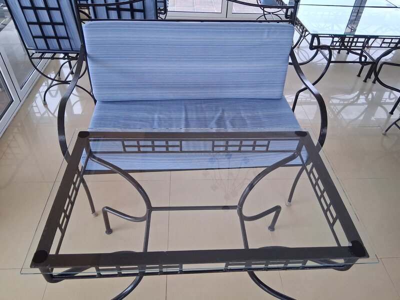 Se vinde set mobilier exterior fier forjat, masa cu blat sticla