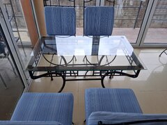Se vinde set mobilier exterior fier forjat, masa cu blat sticla