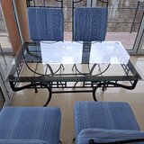 Se vinde set mobilier exterior fier forjat, masa cu blat sticla